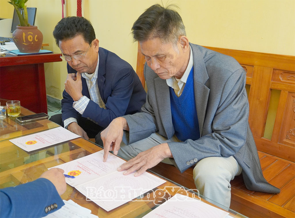 Người dân xã Nam Thụy Anh cung cấp thông tin về giấy chứng nhận quyền sử dụng đất cho tổ công tác thực hiện chiến dịch 90 ngày làm giàu, làm sạch cơ sở dữ liệu quốc gia về đất đai.