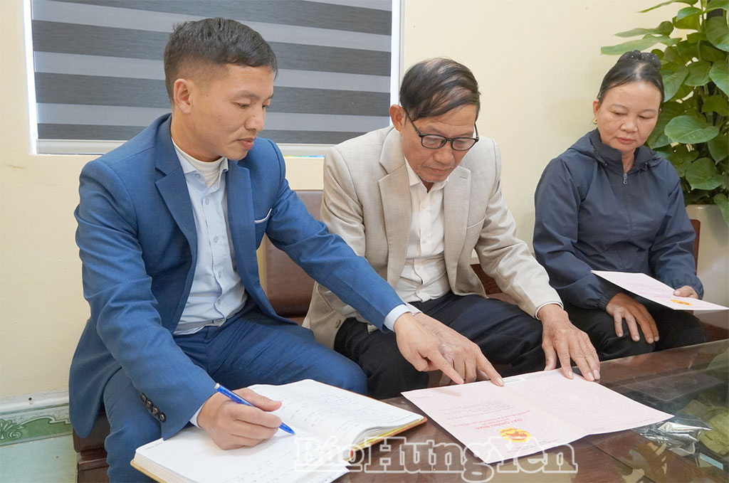 Người dân thôn Vô Hối Tây cung cấp thông tin về giấy chứng nhận quyền sử dụng đất cho tổ công tác thực hiện chiến dịch 90 ngày làm giàu, làm sạch cơ sở dữ liệu quốc gia về đất đai.