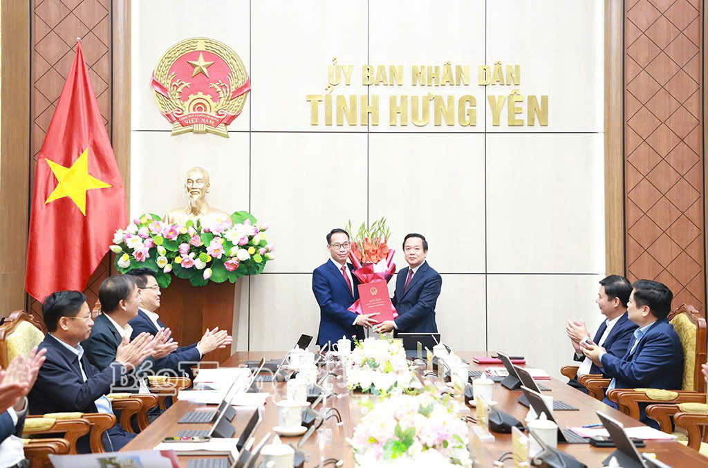 Đồng chí Phạm Quang Ngọc, Phó Bí thư Tỉnh ủy, Chủ tịch UBND tỉnh trao quyết định và tặng hoa chúc mừng đồng chí Vũ Quốc Nghị, Chánh Thanh tra tỉnh.