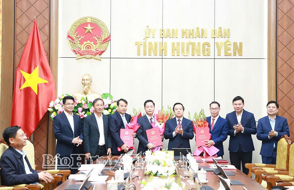 Đồng chí Phạm Quang Ngọc, Phó Bí thư Tỉnh ủy, Chủ tịch UBND tỉnh và các đồng chí lãnh đạo UBND tỉnh chúc mừng các đồng chí được điều động, bổ nhiệm chức vụ mới.