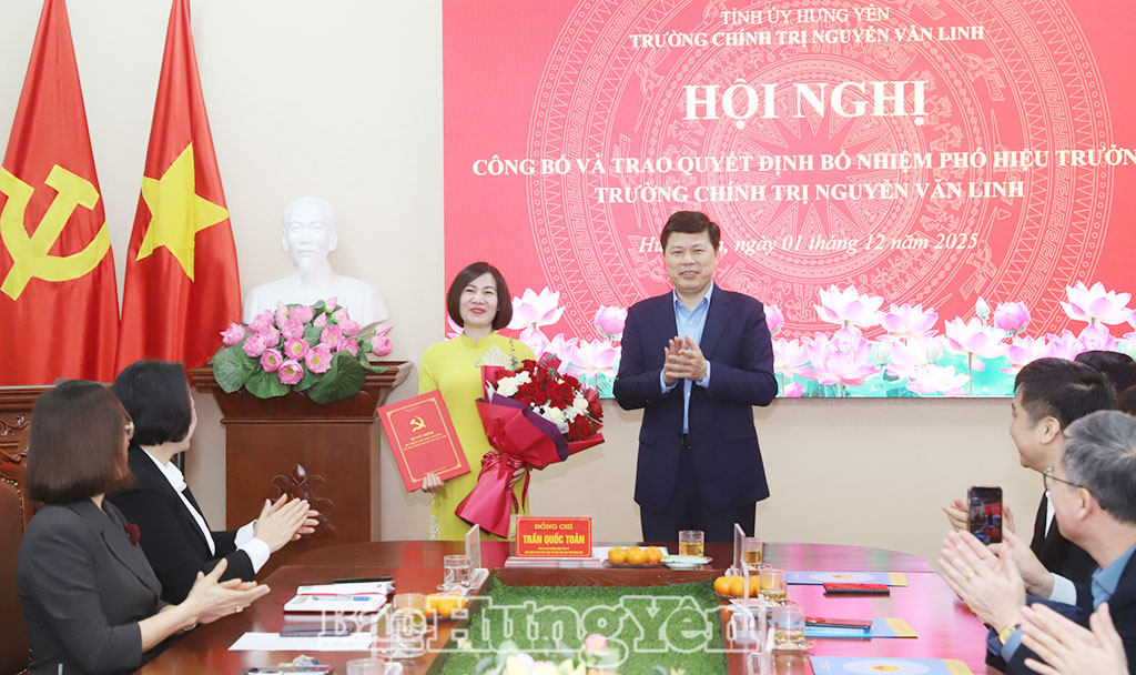 Đồng chí Trần Quốc Toản, Phó Bí thư Thường trực Tỉnh ủy, Chủ tịch Uỷ ban MTTQ Việt Nam tỉnh trao quyết định bổ nhiệm vả tặng hoa chúc mừng đồng chí Ninh Thị Hồng Hạnh, Phó Hiệu trưởng Trường Chính trị Nguyễn Văn Linh.