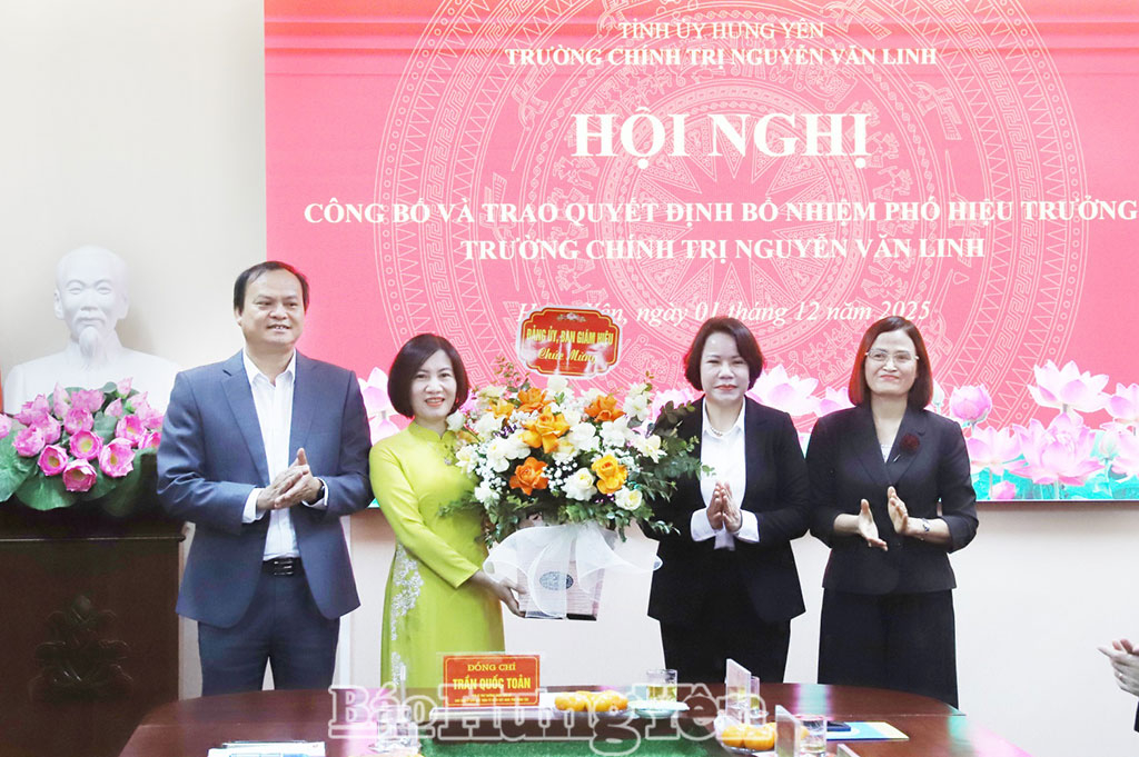 Tập thể lãnh đạo Trường Chính trị Nguyễn Văn Linh chúc mừng tân Phó Hiệu trưởng Ninh Thị Hồng Hạnh.