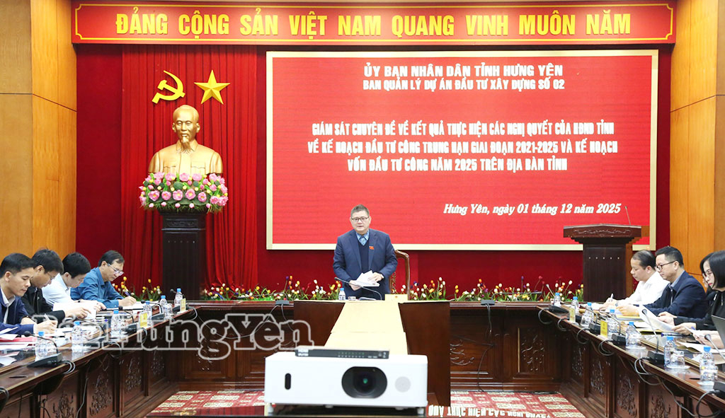 Đồng chí Nguyễn Trung Thành, Trưởng Ban Kinh tế - Ngân sách HĐND tỉnh, Trưởng đoàn giám sát phát biểu tại buổi làm việc.