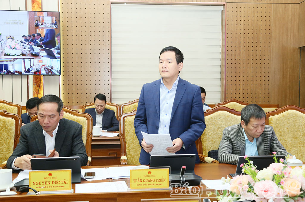 Lãnh đạo Sở Xây dựng phát biểu tại phiên họp.