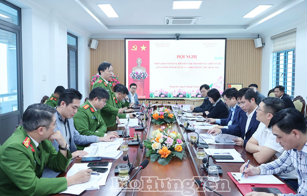 Thiếu tướng Nguyễn Ngọc Cương, Giám đốc Trung tâm Dữ liệu quốc gia, Phó Chủ tịch Hiệp hội Dữ liệu quốc gia phát biểu tại buổi làm việc.