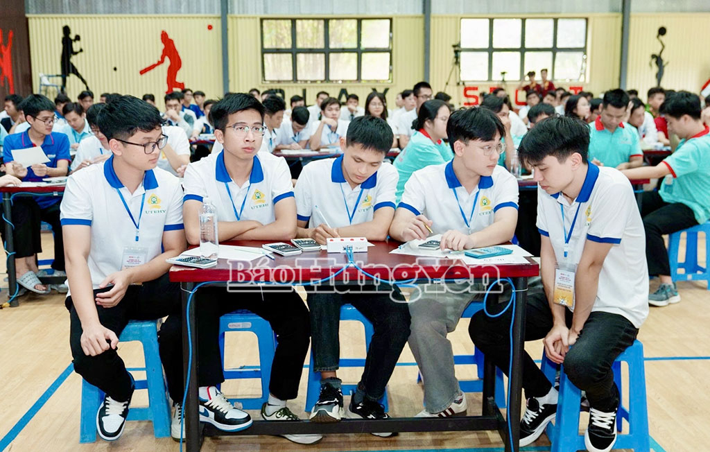 Đội tuyển Trường Đại học Sư phạm Kỹ thuật Hưng Yên tại một phần thi SPhO 27.