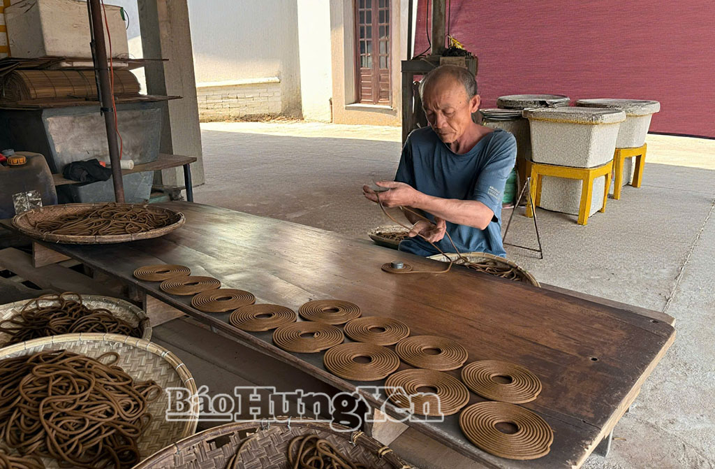 Người dân tại làng nghề hương xạ tổ dân phố Cao (phường Sơn Nam) sản xuấthương vòng.