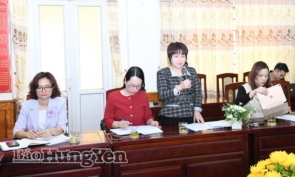 Lãnh đạo Báo và Phát thanh, Truyền hình Hưng Yên phát biểu tại họp báo.