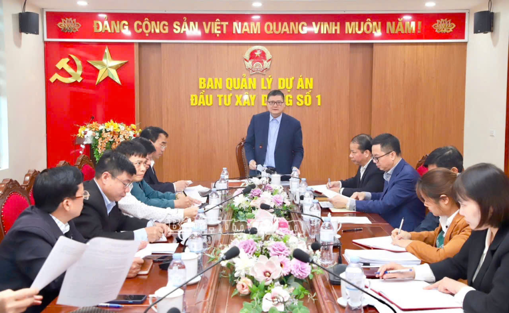 Đồng chí Nguyễn Trung Thành, Trưởng Ban Kinh tế - Ngân sách HĐND tỉnh, Trưởng đoàn giám sát phát biểu tại buổi làm việc.