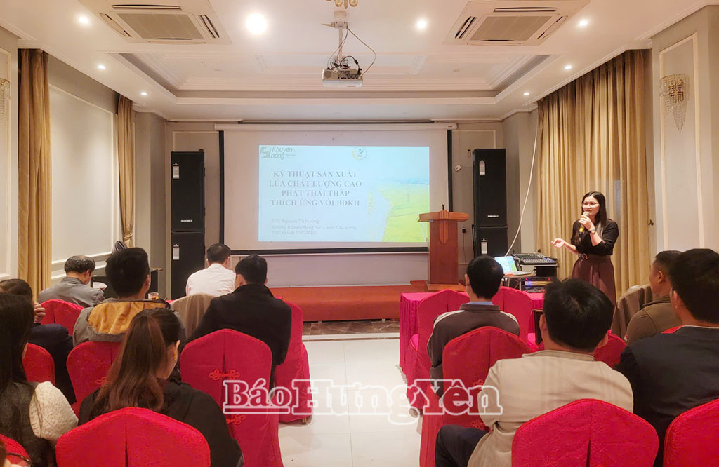 Cán bộ Viện Cây lương thực và Cây thực phẩm truyền đạt kỹ thuật sản xuất lúa chất lượng cao phát thải thấp, thích ứng với biến đổi khí hậu.