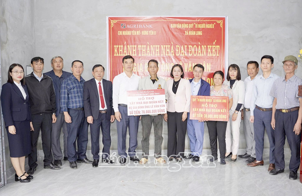 Lãnh đạo xã Hoàn Long và các đơn vị tài trợ trao hỗ trợ kinh phí xây dựng nhà “Đại đoàn kết” cho gia đình ông Lê Văn Hân.