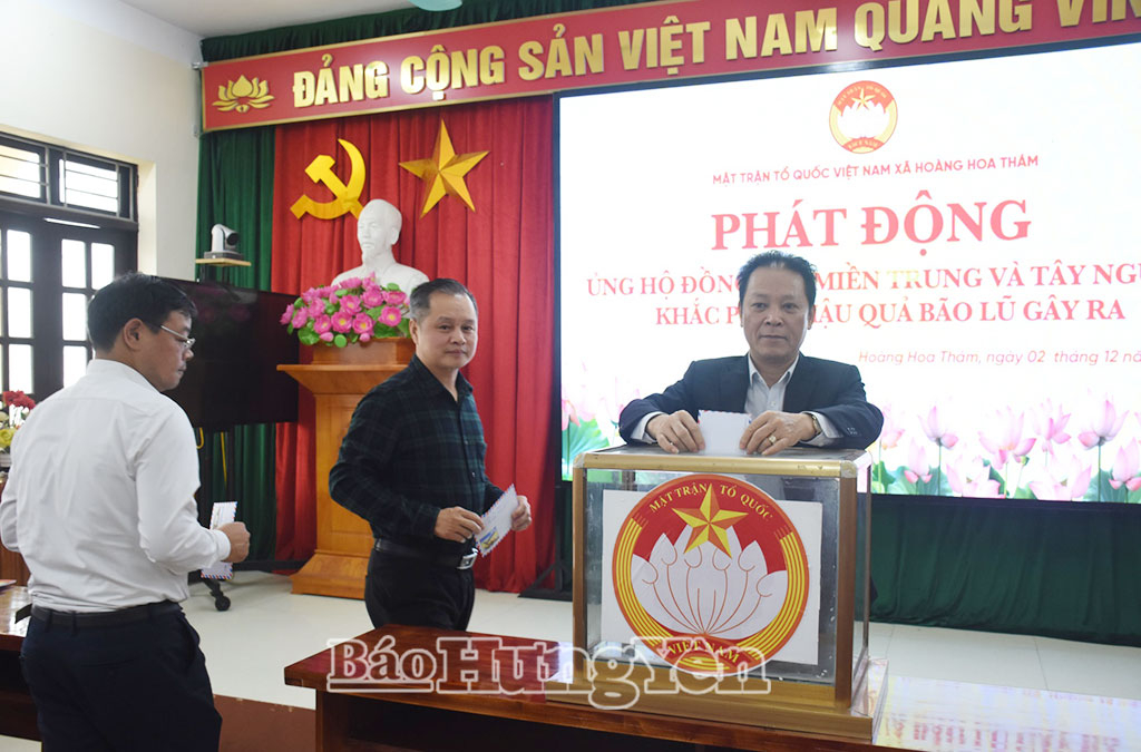 Lãnh đạo xã Hoàng Hoa Thám ủng hộ đồng bào bị  ảnh hưởng bởi bão lũ.