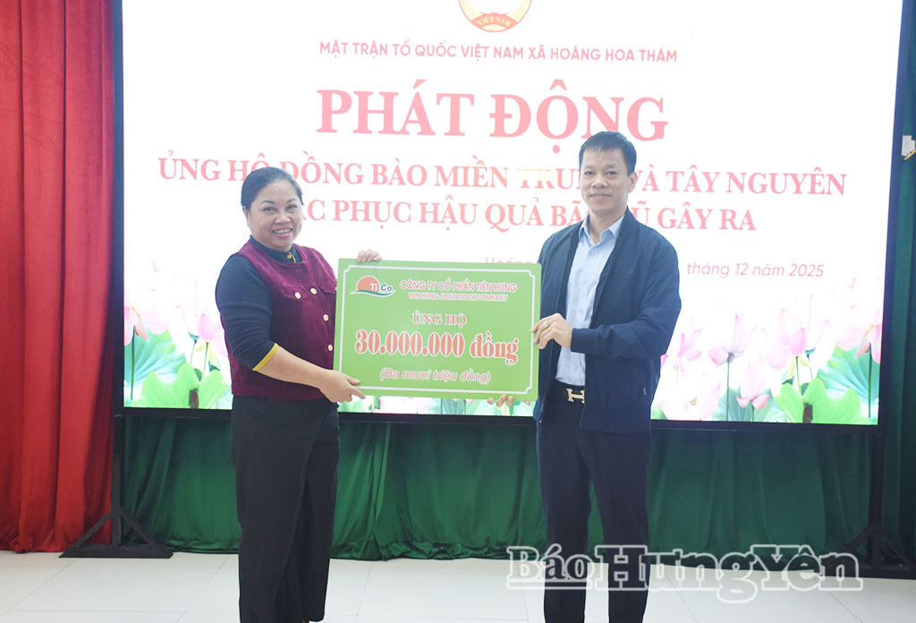 Đại diện 1 doanh nghiệp trên địa bàn xã Hoàng Hoa Thám ủng hộ đồng bào bị  ảnh hưởng bởi bão lũ.