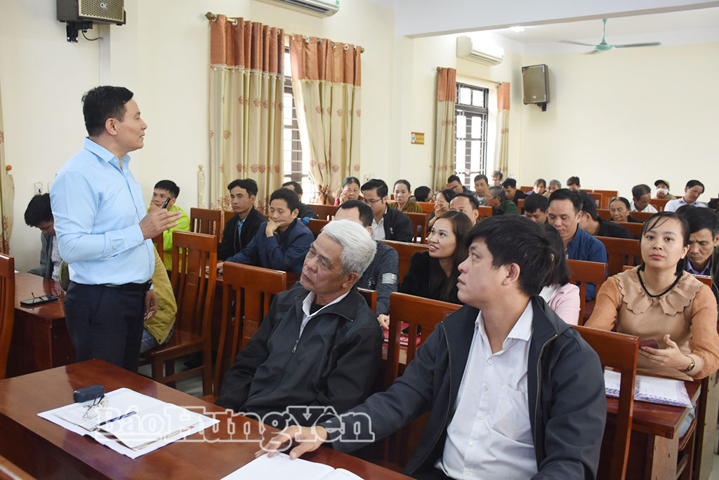 Giảng viên truyền đạt nội dung chuyên đề tại lớp bồi dưỡng.