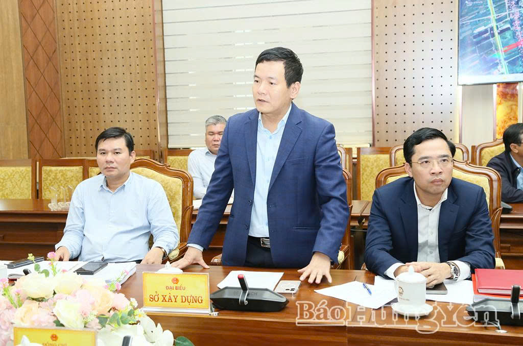 Đại diện lãnh đạo Sở Xây dựng phát biểu tại cuộc họp.