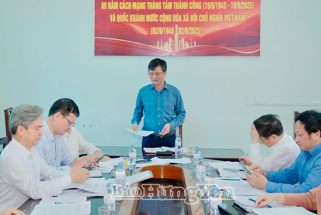Đồng chí Lê Xuân Tiến, Ủy viên Ban Thường vụ Tỉnh ủy, Phó Chủ tịch Thường trực HĐND tỉnh phát biểu tại buổi làm việc. 