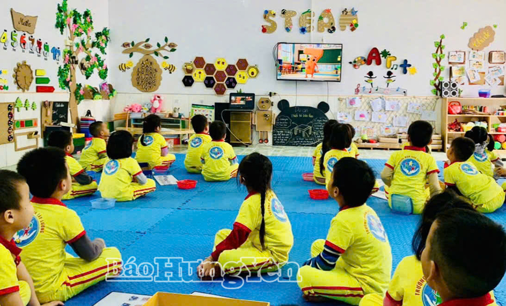 Giờ học làm quen với môn Toán qua ứng dụng AI cho trẻ 5 tuổi ở Trường Mầm nonTây Lương, xã Tiền Hải.