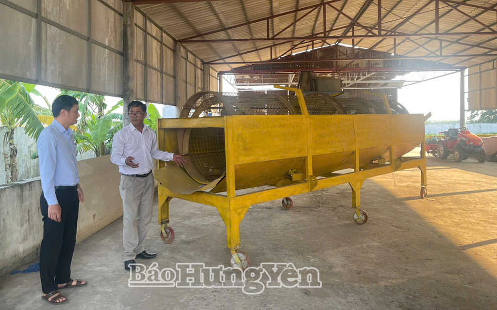 Ông Nguyễn Văn Toán, Chủ tịch Hội đồng quản trị Công ty Men vi sinh Tiến Long(bên phải) giới thiệu hệ thống máy tách, phân loại rác thải.