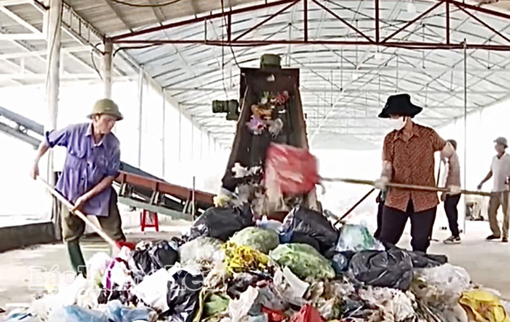 Công nhân Công ty Men vi sinh Tiến Long thực hiện công đoạn đưa rác vào hệ thốngtách, phân loại.