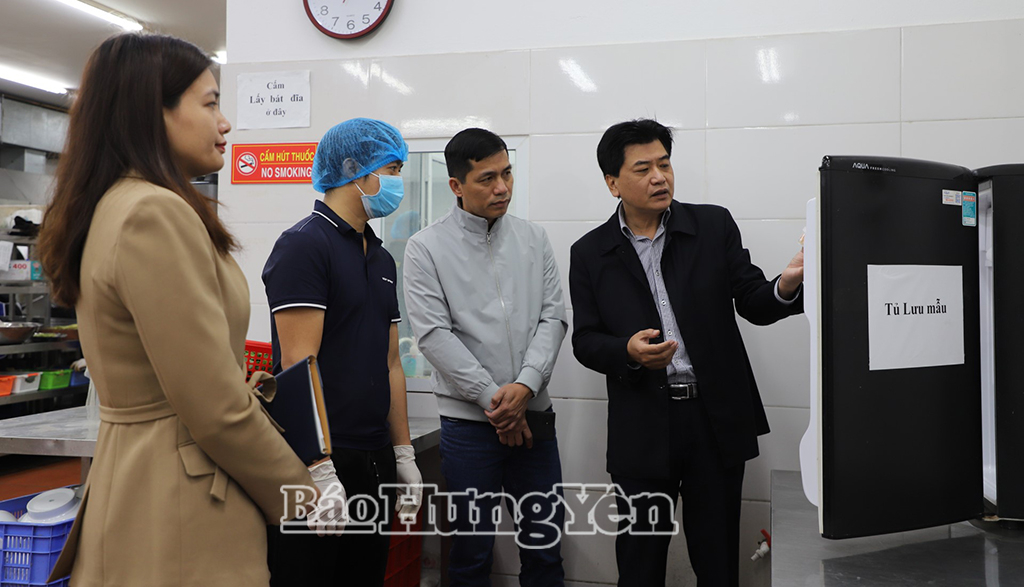 Chi cục An toàn vệ sinh thực phẩm tỉnh kiểm tra việc chấp hành quy định về an toànthực phẩm tại một cơ sở cung cấp dịch vụ ăn uống tại phường Phố Hiến.