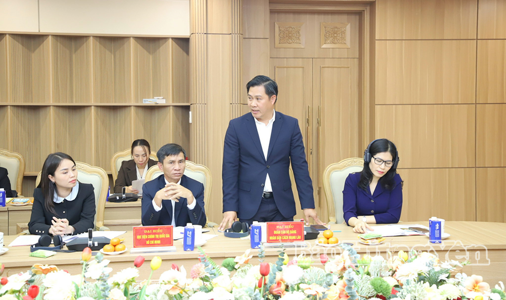 Đại diện học viên cán bộ Đảng Nhân dân Cách mạng Lào phát biểu tại buổi làm việc.