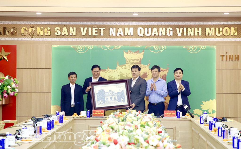 Đồng chí Phó Bí thư Thường trực Tỉnh ủy, Chủ tịch Ủy ban MTTQ Việt Nam tỉnh Trần Quốc Toản tặng đoàn công tác bức tranh Phố Hiến xưa.