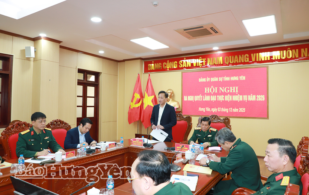 Đồng chí Nguyễn Hữu Nghĩa, Ủy viên Ban Chấp hành Trung ương Đảng, Bí thư Tỉnh ủy, Bí thư Đảng ủy Quân sự tỉnh phát biểu tại hội nghị.