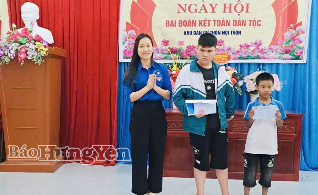 Đoàn Thanh niên xã Thần Khê tặng quà cho trẻ em nghèo thôn Nội Thôn.