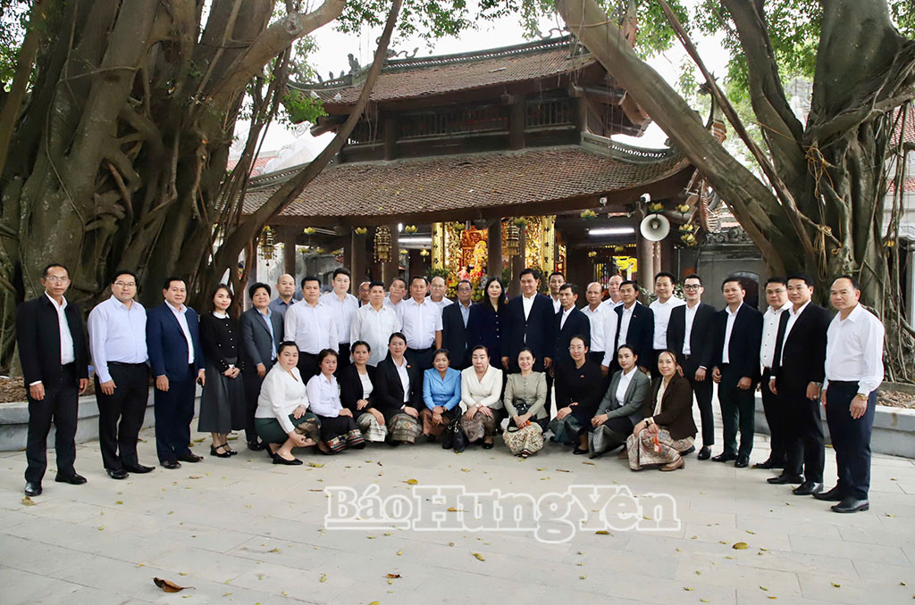 Đoàn học viên cán bộ Đảng Nhân dân Cách mạng Lào tham quan đền Mẫu tại phường Phố Hiến.