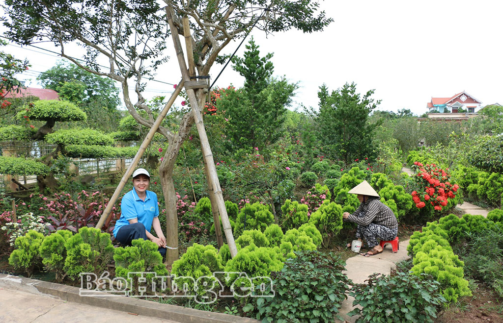 Chuyển đổi cơ cấu cây trồng giúp nhiều phụ nữ xã Tân Thuận nâng cao thu nhập.