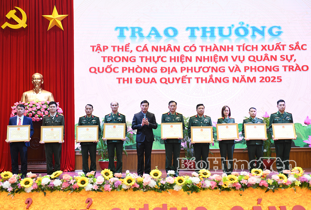Đồng chí Phó Chủ tịch Thường trực UBND tỉnh Nguyễn Lê Huy trao Bằng khen tặng các tập thể, cá nhân có thành tích xuất sắc trong thực hiện phong trào “Thi đua Quyết thắng” năm 2025.