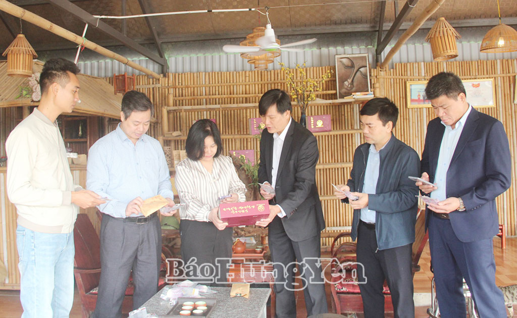 Đoàn kiểm tra tại Công ty TNHH Vườn sen Vũ Toàn với sản phẩm Trà ướp sen Vũ Toàn đề nghị đánh giá, công nhận lại sản phẩm OCOP.