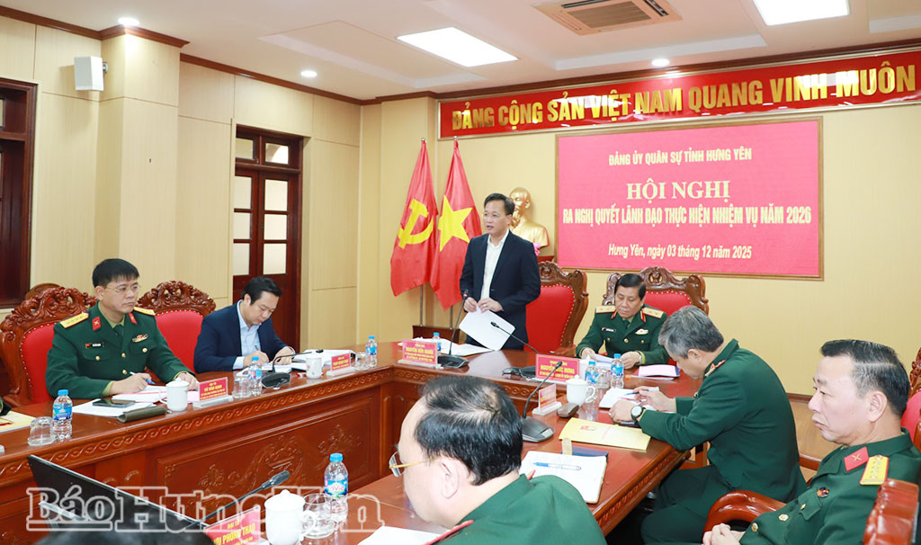 Đồng chí Nguyễn Hữu Nghĩa, Ủy viên Ban Chấp hành Trung ương Đảng, Bí thư Tỉnh ủy, Bí thư Đảng ủy Quân sự tỉnh phát biểu tại hội nghị.