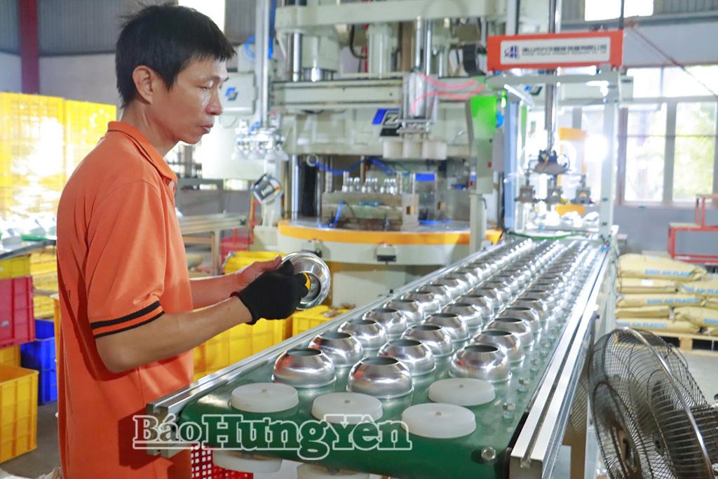 Nhờ sớm có quỹ đất sạch, Công ty TNHH Sản xuất đèn pin, vợt muỗi G8 đã đi vào hoạt động.