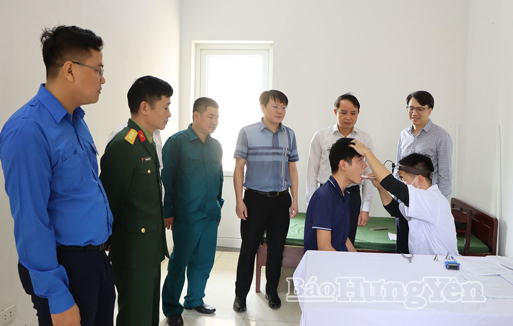 Lãnh đạo xã Vũ Quý tới động viên thanh niên tham gia khám tuyển.