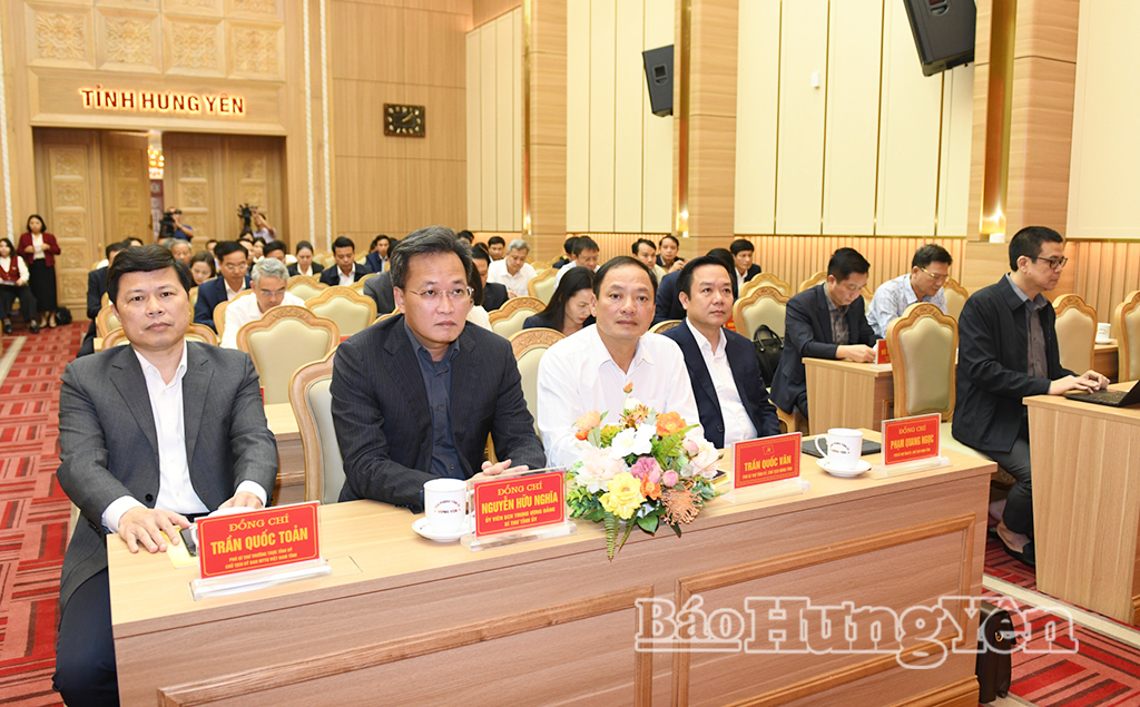 Các đồng chí Thường trực Tỉnh ủy chủ trì hội nghị.