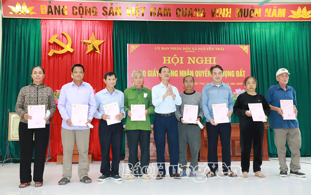 Lãnh đạo xã Nguyễn Trãi trao giấy chứng nhận quyền VV88 bet Casino, Thể thao, Xổ số cho các hộ dân.