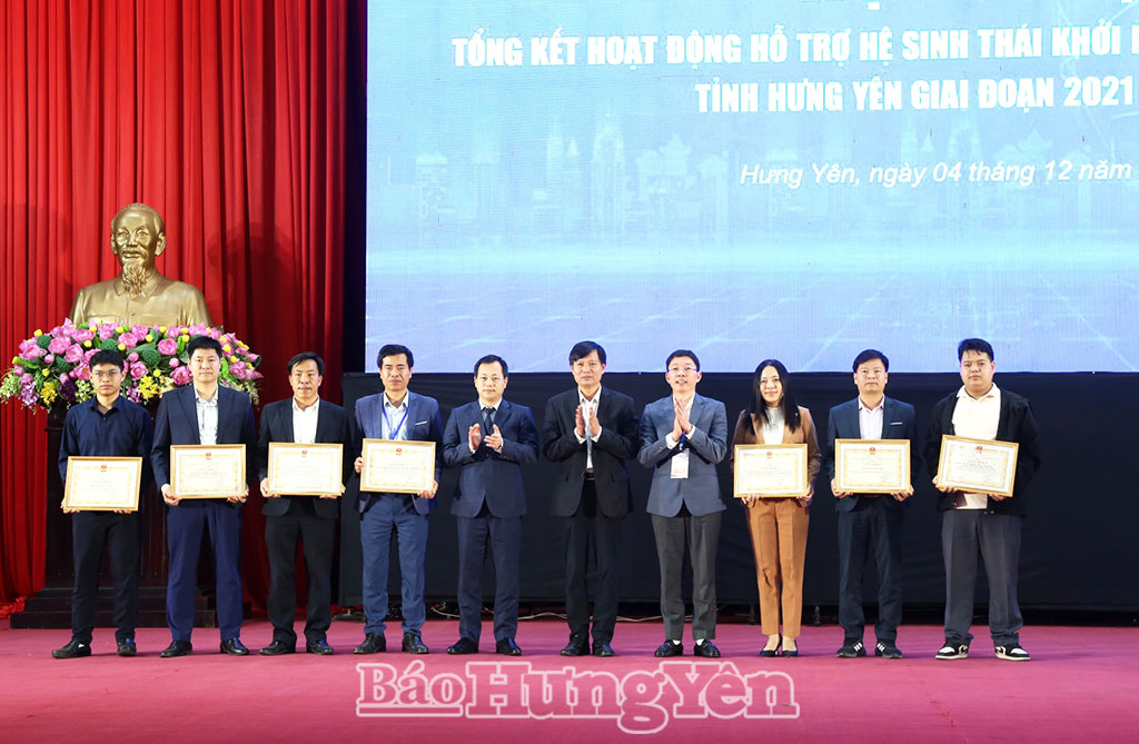 Ban tổ chức khen thưởng các tập thể, cá nhân đạt thành tích trong hoạt động phát triển hệ sinh thái khởi nghiệp sáng tạo giai đoạn 2021 - 2025.