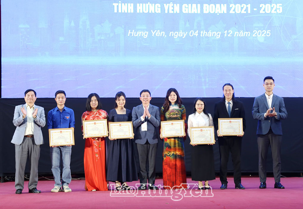 Ban tổ chức khen thưởng các cá nhân, nhóm cá nhân đạt thành tích trong hoạt động phát triển hệ sinh thái khởi nghiệp sáng tạo giai đoạn 2021 - 2025.