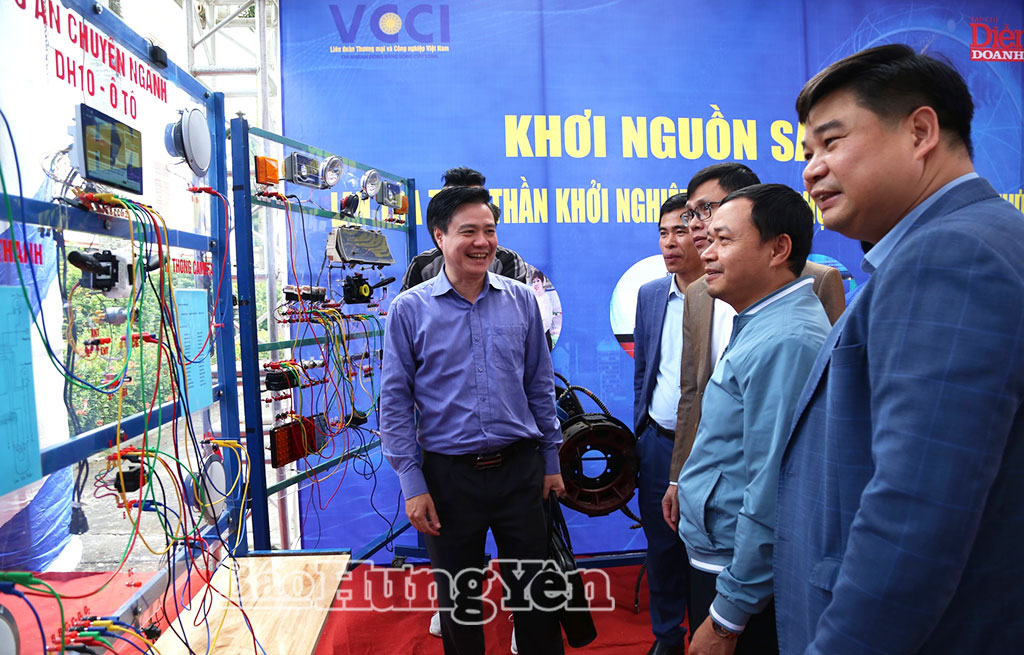 Các đại biểu tham quan khu trưng bày mô hình khởi nghiệp sáng tạo.