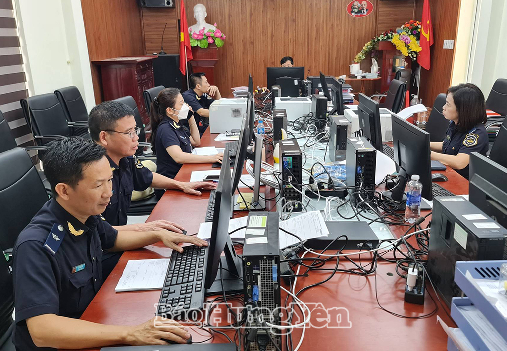Cán bộ, công chức Hải quan Thái Bình xử lý công việc trên máy tính kết nối liên thông với hệ thống quản lý, điều hành ngành Hải quan.