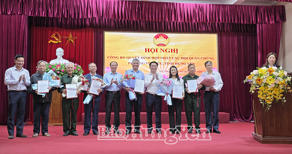 Thường trực Đảng ủy phường Vũ Phúc trao quyết định và tặng hoa chúc mừng các tổ chức hội quần chúng.