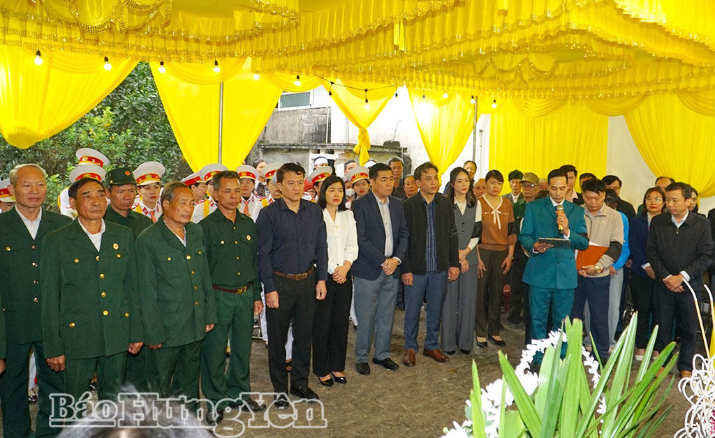 Các đại biểu, thân nhân và Nhân dân địa phương tưởng nhớ, tri ân liệt sĩ Lê Văn Dũng.