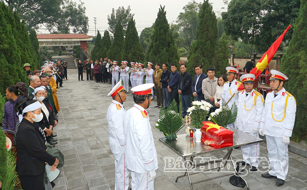 Lễ an táng hài cốt liệt sĩ Lê Văn Dũng tại nghĩa trang liệt sĩ xã.