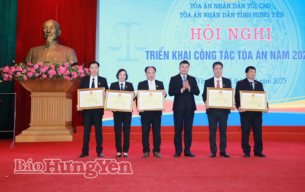 Đồng chí Nguyễn Lê Huy, Ủy viên Ban Thường vụ Tỉnh ủy, Phó Chủ tịch Thường trực UBND tỉnh trao bằng khen của Chủ tịch UBND tỉnh tặng các tập thể, cá nhân có thành tích xuất sắc trong công tác.