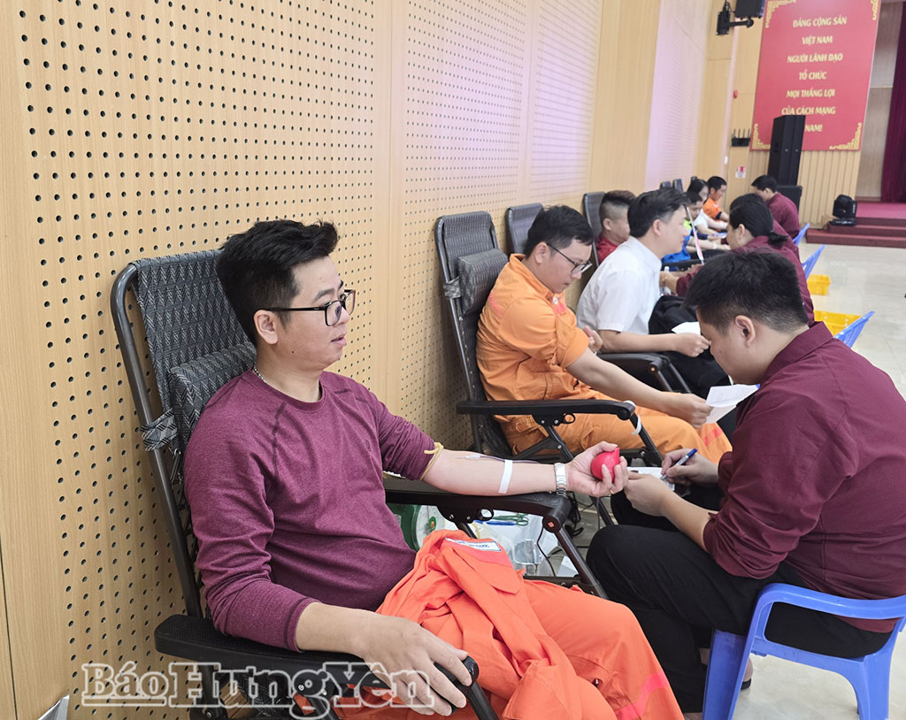 Cán bộ, người lao động Nhà máy Nhiệt điện Thái Bình 1 và 2 thực hiện hiến máu.