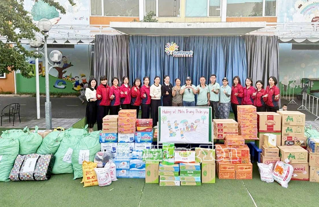 Các giáo viên, phụ huynh trường mầm non trên địa bàn tỉnh quyên góp nhu yếu phẩm, đồng hành cùng Đoàn thiện nguyện CTG Fun 17 thành phố Thái Bình hỗ trợ đồng bào bị ảnh hưởng do lũ lụt.