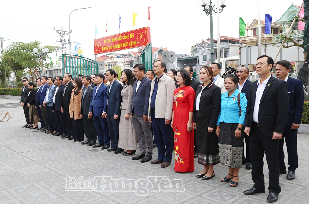 Đoàn học viên cán bộ Đảng Nhân dân Cách mạng Lào và các đại biểu dâng hương tưởng niệm đồng chí Nguyễn Đức Cảnh.