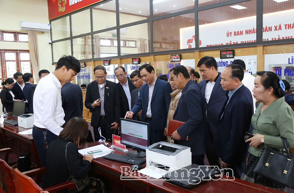 Đoàn học viên cán bộ Đảng Nhân dân Cách mạng Lào tham quan Trung tâm phục vụ hành chính công xã Thái Thuỵ.