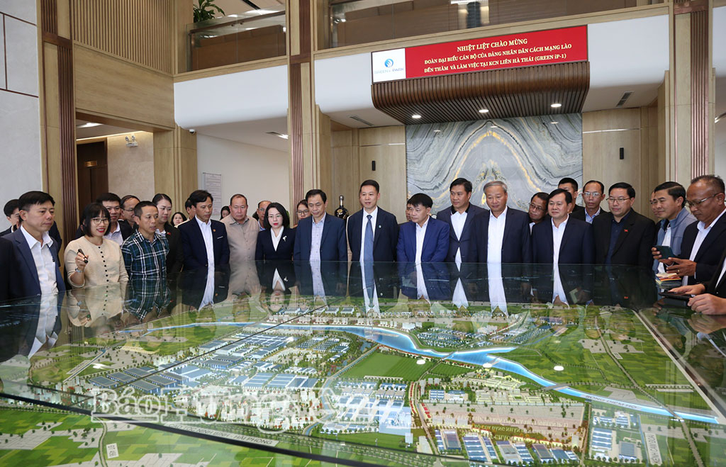 Đoàn học viên cán bộ Đảng Nhân dân Cách mạng Lào tham quan khu công nghiệp Liên Hà Thái.